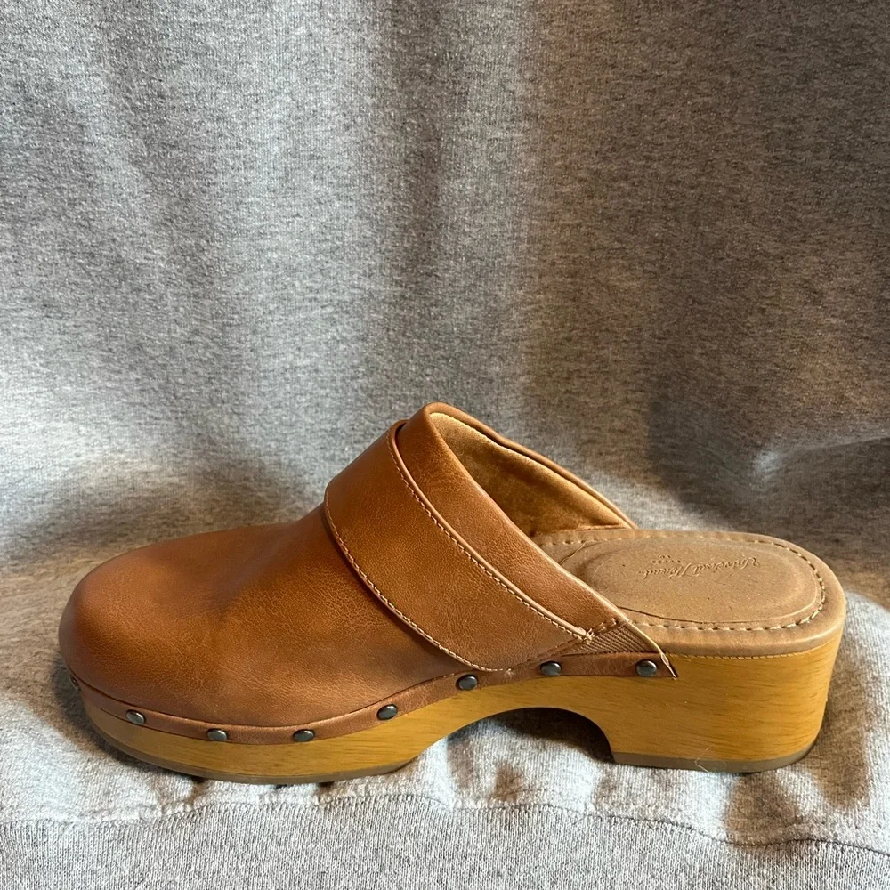Universal Thread Tan Clogs - Picture 4 of 7